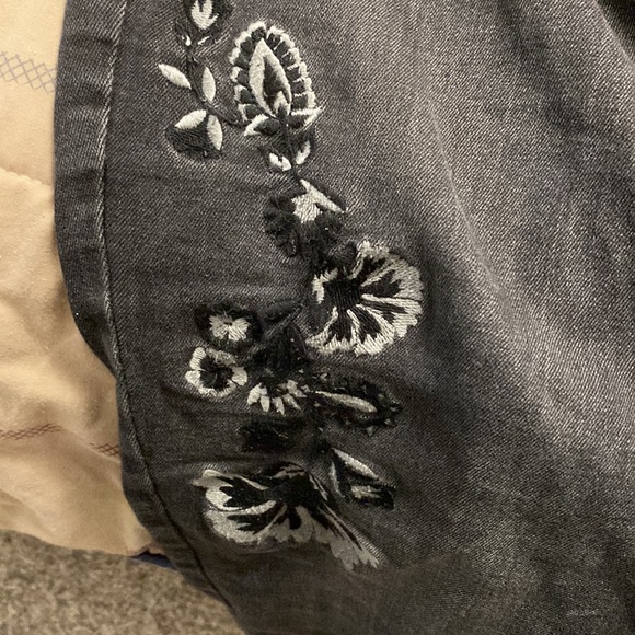 I am selling jeans. - Picture 2 of 3